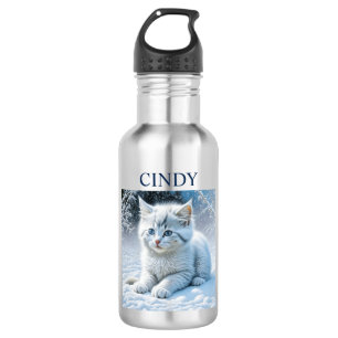 Gepersonaliseerde pluizige witte kitten in sneeuw waterfles
