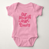 Gepersonaliseerde Raspberry Pink Precious Pearl Romper (Voorkant)