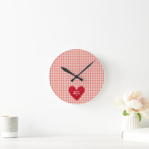 Gepersonaliseerde rood vilt hart Gingham Moederdag Ronde Klok