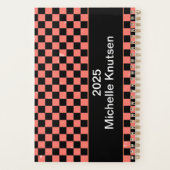 Gepersonaliseerde roze en zwarte Checkerboard 2025 Planner (Achterkant)