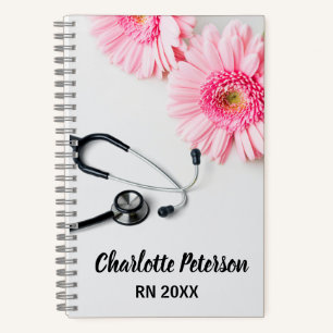 Gepersonaliseerde Roze Madelief Bloem Verpleegster Notitieboek