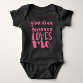Gepersonaliseerde roze oma LOVES ME Romper (Voorkant)
