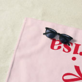 Gepersonaliseerde roze & rode boog naam strandlaken (In situ)