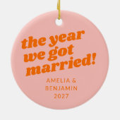 Gepersonaliseerde roze Sinaasappel eerste kerst Ge Keramisch Ornament (Achterkant)