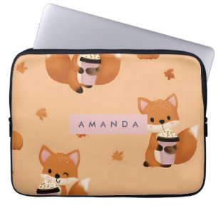 Gepersonaliseerde Schattigee herfstvos met koffiep Laptop Sleeve