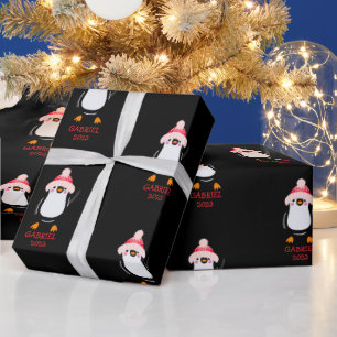 Gepersonaliseerde Schattigee kerstpinguïn in rood  Cadeaupapier