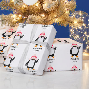 Gepersonaliseerde Schattigee kerstpinguïn in rood  Cadeaupapier