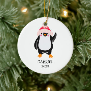 Gepersonaliseerde Schattigee kerstpinguïn in rood  Keramisch Ornament