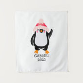 Gepersonaliseerde Schattigee kerstpinguïn in rood Wandkleed (Voorkant)