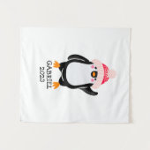 Gepersonaliseerde Schattigee kerstpinguïn in rood Wandkleed (Voorkant (horizontaal))