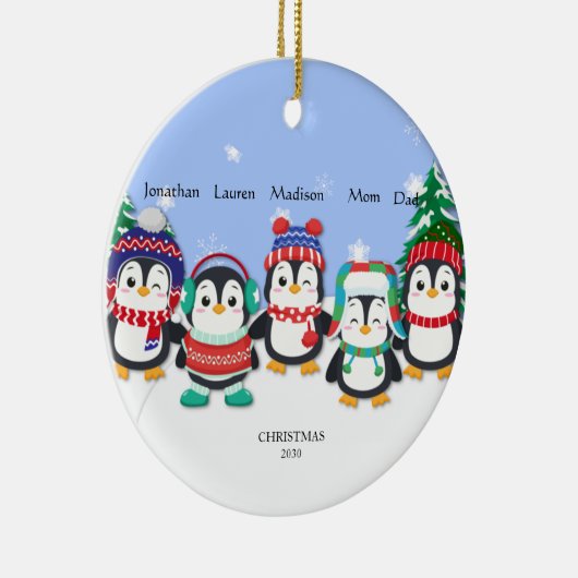 Gepersonaliseerde Schattigee Vijf Pinguïn Sneeuwsc Keramisch Ornament (Rechts)