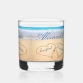 Gepersonaliseerde strand bruiloft harten in zand g whisky glas (Achterkant)