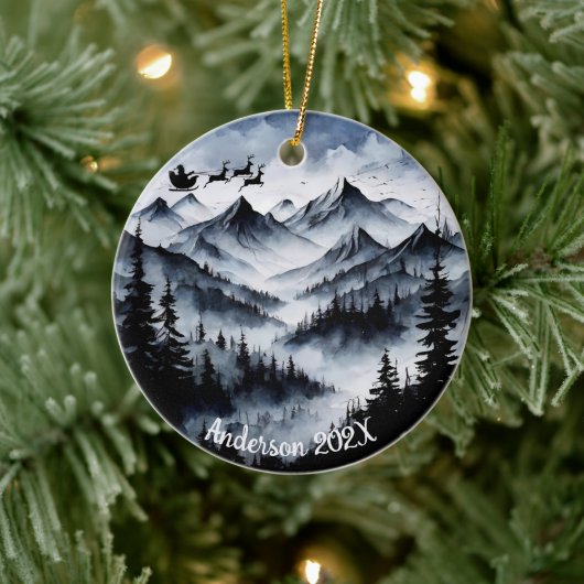 Gepersonaliseerde Waterverf Santa over Mountains Keramisch Ornament (Boom)