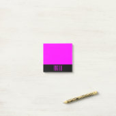 Gepersonaliseerde zwart en fuchsia post-it® notes (Op bureau)