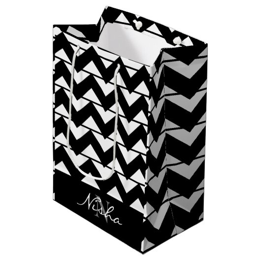 Gepersonaliseerde zwart-witte Chevron Stripe Medium Cadeauzakje (Voorkant Gekanteld)