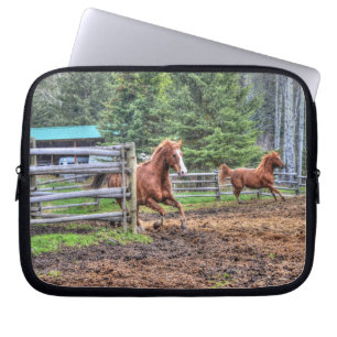 Gepiriseerde Dun-Pony en Chestnut Ranch Horse Raci Laptop Sleeve