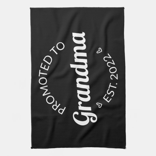 Gepritiseerd naar oma Est. 2022 I Theedoek (Verticaal)