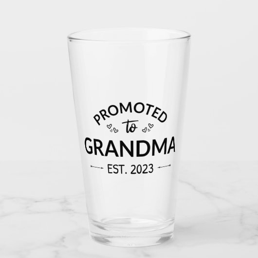 Gepritiseerd naar oma Est. 2023 II Glas (Voorkant)
