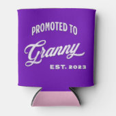 Gepritiseerd tot Granny Est. 2023 voor New Grandma Blikjeskoeler (Voorkant)