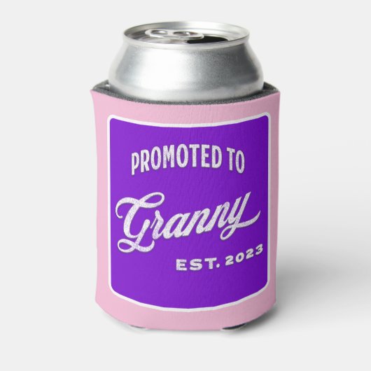 Gepritiseerd tot Granny Est. 2023 voor New Grandma Blikjeskoeler (Blikje Achterkant)