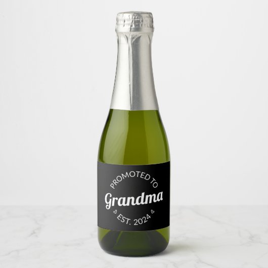 Gepromoveerd bij oma Est. 2024 I Sparkling Wijnetiket (Voorkant)