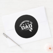 Gepromoveerd naar Dad 2024 Ronde Sticker (Envelop)