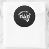 Gepromoveerd naar Dad 2024 Ronde Sticker (Tas)