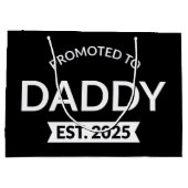 Gepromoveerd naar Daddy Est. 2025 II Groot Cadeauzakje (Achterkant)