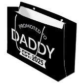Gepromoveerd naar Daddy Est. 2025 II Groot Cadeauzakje (Voorkant Gekanteld)