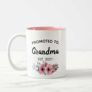 Gepromoveerd naar Grandma Floral Pink - Aangepast Tweekleurige Koffiemok