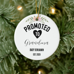 Gepromoveerd naar Oma gepersonaliseerde Baby Naam Keramisch Ornament