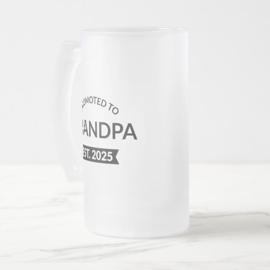 Gepromoveerd naar opa Est. 2025 II Matglas Bierpul (Voorkant links)