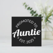 Gepromoveerd naar tante Est. 2025 I Aankondiging (Staand voorkant)