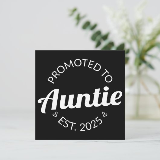 Gepromoveerd naar tante Est. 2025 I Aankondiging (Staand voorkant)