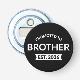 Gepromoveerd tot Broeder Est. 2026 II Button Flesopener