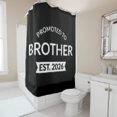 Gepromoveerd tot Broeder Est. 2026 II Douchegordijn (In situ)