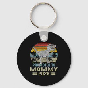 Gepromoveerd tot Mama 2026 T Rex Dinosaur Family M Sleutelhanger