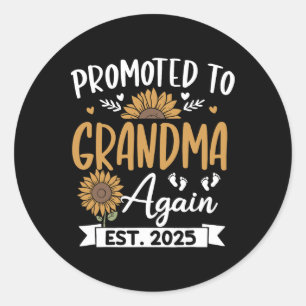 Gepromoveerd tot oma opnieuw EST 2025 Zonnebloem Ronde Sticker
