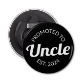 Gepromoveerd tot Uncle Est. 2024 I Button Flesopener (Voorkant)
