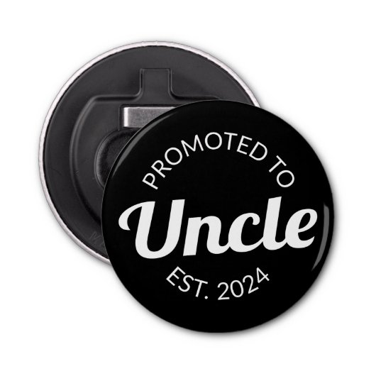 Gepromoveerd tot Uncle Est. 2024 I Button Flesopener (Voorkant)
