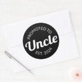 Gepromoveerd tot Uncle Est. 2024 I Ronde Sticker (Envelop)