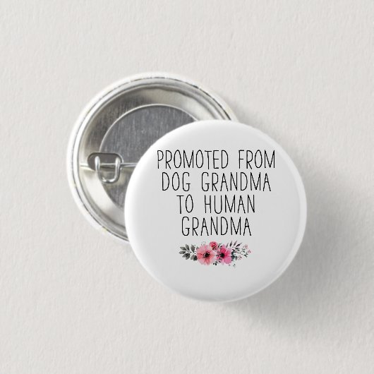 Gepromoveerd van honden oma tot menselijke oma
 ronde button 3,2 cm (Voorkant /achterkant)