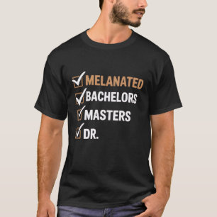 Gepromoveerde doctorandus met een gepigmenteerde h t-shirt
