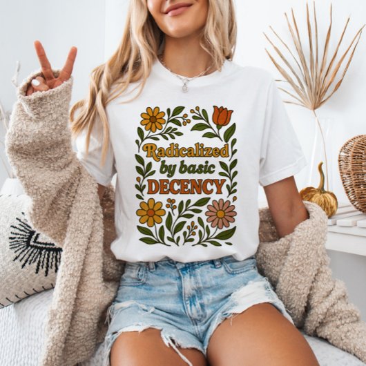 Geradicaliseerd door Basic Decency Bloemen Anti-Tr T-shirt