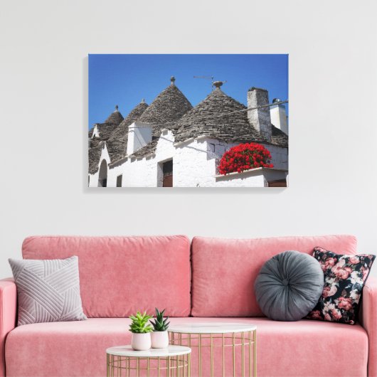 Geraniumbloemen en boomgaarden in Alberobello Canvas Afdruk (Insitu (Woonkamer))