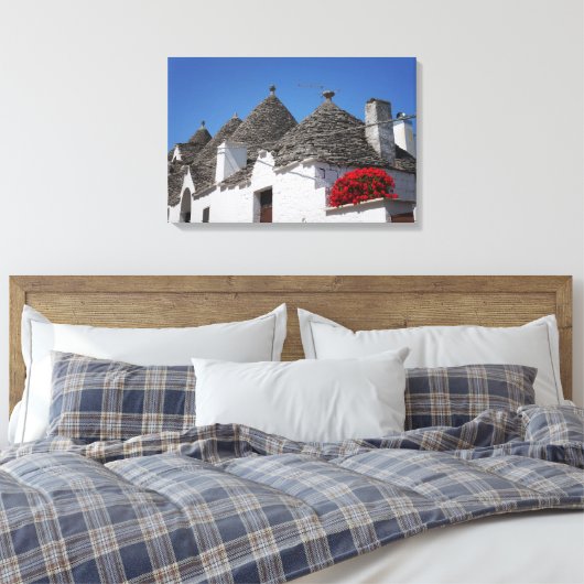 Geraniumbloemen en boomgaarden in Alberobello Canvas Afdruk (Insitu (Slaapkamer))