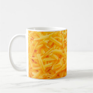 geraspte cheddar-uitzicht bovenaan koffiemok