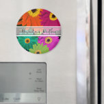 Gerber Daisy Mariage Magnets<br><div class="desc">Gerberbères colorés dans une moisissure foncée profonde framboise rose vif Fuchsia Lime joyeux vert et Turquoise bleu vert Gerbera Fleur marguerite Mariage Phoques et Stickers avec les noms de mariée et de chambre dans Jouer Whimsical Calligraphy Script. Parfait pour les Mariages d'automne, d'été ou d'automne, ou Cottage chic Outdoor Garden,...</div>