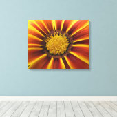 Gerber Daisy Up Close en Personal Canvas Afdruk (Insitu (Houten vloer))