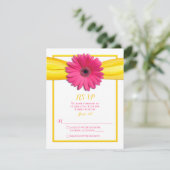 Gerbera rose avec carte de réponse au ruban jaune (Debout devant)